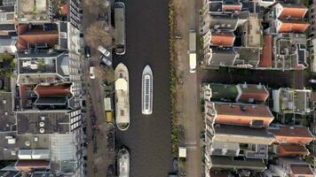 kanaal boot tour in Amsterdam te midden van rivieroever huizen vogel oog visie video