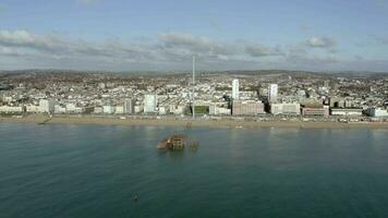 Brighton Oeste muelle permanece en el Reino Unido aéreo ver video