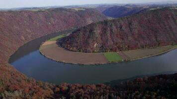 le Danube boucle et boucle de schlogène une énorme méandre dans le gigantesque rivière video