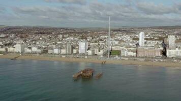 Brighton Oeste muelle permanece en el Reino Unido aéreo ver video