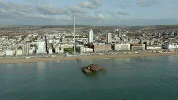 aéreo ver de el Oeste muelle en el Brighton paseo marítimo en el Reino Unido video