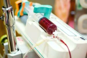sangre en jeringuilla bomba máquina transferir sangre a un enfermo recién nacido bebé en un hospital. foto