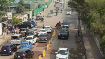 Dhaka Bangladesch 24 .. kann 2021 .Menschen und der Verkehr ziehen um im überfüllt im Gulshan video