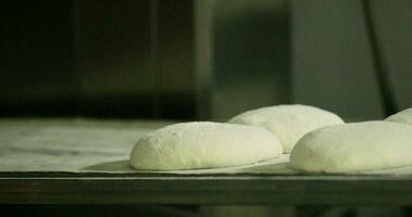 pâte de levain pain épreuve sur le cuisson plateau à le cuisine de boulangerie. - proche en haut coup video