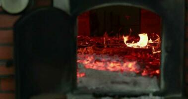 fogo queimando dentro a velho padaria forno -Camera lenta panela video