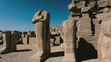 standbeelden in de oude Karnak tempel, Egypte video