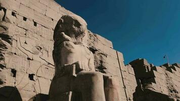 statues dans le ancien Karnak temple, Egypte video