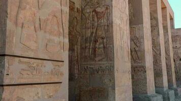 Colonnes avec dessins dans le ancien temple de abydos, Egypte video