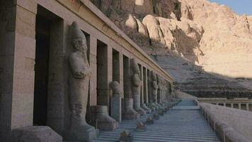 Allgemeines Aussicht von das Tempel von Hatschepsut im Luxus, Ägypten video