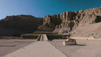 geral Visão do a têmpora do hatshepsut dentro luxo, Egito video