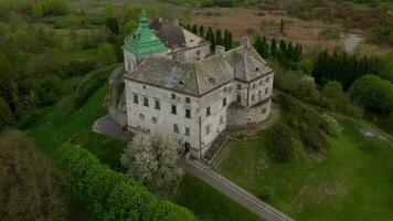 Antenne Aussicht von Olesky Schloss im Frühling, Ukraine video