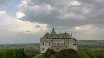 Antenne Aussicht von Olesky Schloss im Frühling, Ukraine video