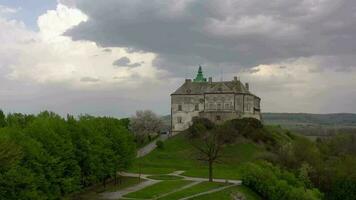 aérien vue de olésky Château dans printemps, Ukraine video