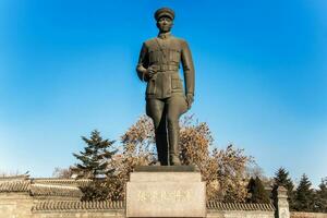 estatua de zhang xueliang, situado en mariscal de zhang mansión, shen yang, liaoning, porcelana. foto