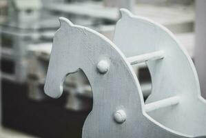 antiguo de madera caballo de batalla en contra un patio de recreo foto