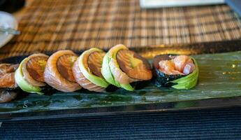 sabroso, saludable, sano Sushi servido a un restaurante cena foto