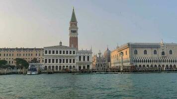 Veneza st- marcas quadrado com doges Palácio e ponte do suspiros a partir de a grande canal video