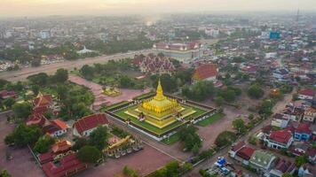 4k iper periodo tiro aereo Visualizza di fuco di wat Phra quello luang , vientiane, Laos pdr. tramonto su lao punto di riferimento tempio. video