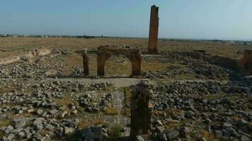 drone tournage de historique architecture, vieux règlement fabriqué de des pierres dans ruines et seulement pierre porte et la tour rester, sanliurfa dinde video