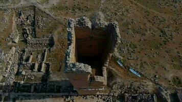 aéreo ver de antiguo histórico asentamiento en restos, Roca histórico Roca torre y pequeño pueblo estructuración, sanliurfa Turquía video