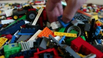 vistoso para niños juguetes y legos, vistoso Lego piezas a combinar piezas a crear estructuras, selectivo atención video