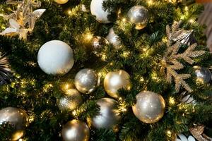 nuevo año 2023-2024. nuevo años decoración. Navidad árbol. vela cerca el Navidad árbol para el día festivo. foto