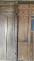 javanés tradicional puerta con tallado tallas hecho de madera foto