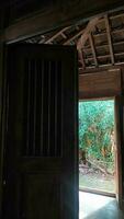 javanés tradicional puerta con tallado tallas hecho de madera foto
