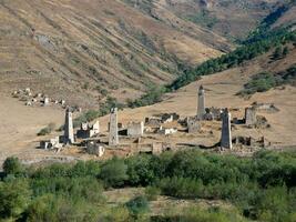 antiguo targim torres complejo, uno de el mas grande medieval tipo castillo torre pueblos, situado en el extremidad de el montaña rango en ingushetia, Rusia. foto