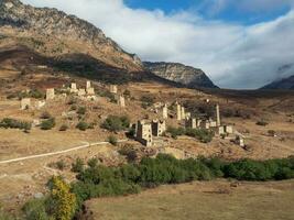 antiguo mágico torres complejo, uno de el mas grande medieval tipo castillo torre pueblos, situado en el extremidad de el montaña rango en ingushetia, Rusia. foto