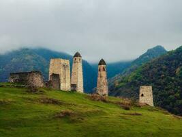 majestuoso batalla torres de ingusetia histórico Monumento, turista atracción. medieval torre complejo erzi, uno de el mas grande medieval tipo castillo torre pueblos foto