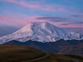 púrpura majestuoso amanecer terminado montar elbrús Nevado montaña picos a foto