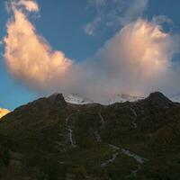 de colores nube terminado el noche montañas. ardiente nube en el incluso foto