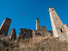 antiguo batalla torres de ingusetia el medieval batalla complejo jugando es conjunto en el parte superior de el rango. situado en el dzheyrakh región. Rusia. foto