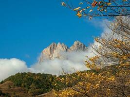 otoño montaña paisaje con puntiagudo rocas en un claro soleado día. otoño montaña paisaje de ingusetia foto