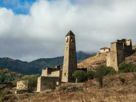 un antiguo ciudad en un roca. medieval torre complejo mágico, uno de el auténtico medieval tipo castillo torre pueblos, situado en el extremidad de el montaña rango en ingushetia, Rusia. foto