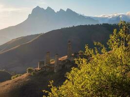 suave enfocar. torre pueblo en el tsei marga aprobar. puesta de sol de Cáucaso montaña en el ingusetia medieval batalla complejo jugando es conjunto en el parte superior de el rango. situado en el dzheyrakh región. Rusia. foto