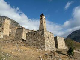 medieval torre complejo mágico, uno de el auténtico medieval tipo castillo torre pueblos, situado en el extremidad de el montaña rango en ingushetia, Rusia. foto