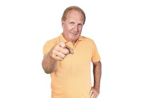 hermoso antiguo hombre en naranja camisa polo señalando foto