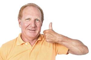 hermoso antiguo hombre en naranja camisa polo muestra pulgar arriba foto