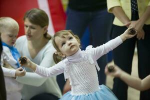 pequeño niña bailando a el matinée. foto