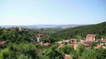 das Landschaft von das Grün und Strand Stadt, das Aussicht von Häuser gebaut zwischen Berge und Grün, ein sonnig Tag video