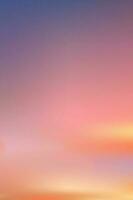 verano cielo, colorido puesta de sol fondo.amanecer con rosa, naranja, amarillo, morado en mar playa en tarde,vertical naturaleza de romántico cielo luz de sol para primavera verano móvil teléfono fondo de pantalla vector