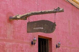 argentina, vistoso cafayate colonial calles, cafeterías y restaurantes en histórico ciudad centrar foto