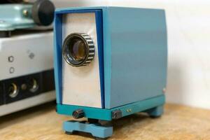 un antiguo proyector para tiras de película de cerca de un elegante proyector foto