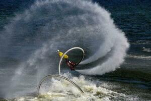 flyboard espectáculo a el sandía festival en kamyshin. foto