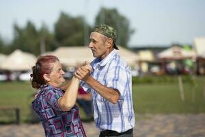 08 29 2020 bielorrusia lyakhovichi. celebracion en el ciudad. mayor Pareja hombre y mujer baile. foto