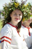 08 29 2020 bielorrusia, lyakhovichi. ciudad día festivo. un hermosa niña en un guirnalda de hierbas en ivan kupalia. foto