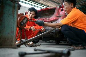 a regreso el automóvil cuerpo a sus ex forma, un auto reparar mecánico usos un máquina a Halar el coche cuerpo causado por un pesado colisión Hasta que eso es deformado. foto