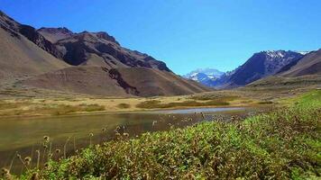aconcagua es un montaña en el de el Andes montaña rango, en argentina. eso es el más alto montaña en el americas, con un cumbre elevación de 6,961 metros 22,838 pie video